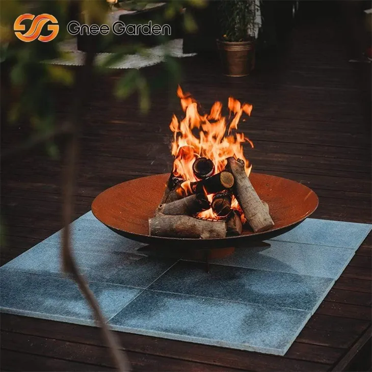 Corten Outdoor Fire Bowl přátelská rodina