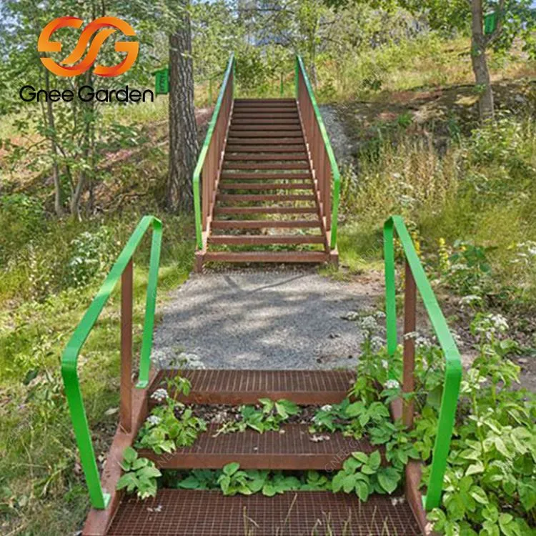 Rezavé povětrnostní ocelové zahradní schody